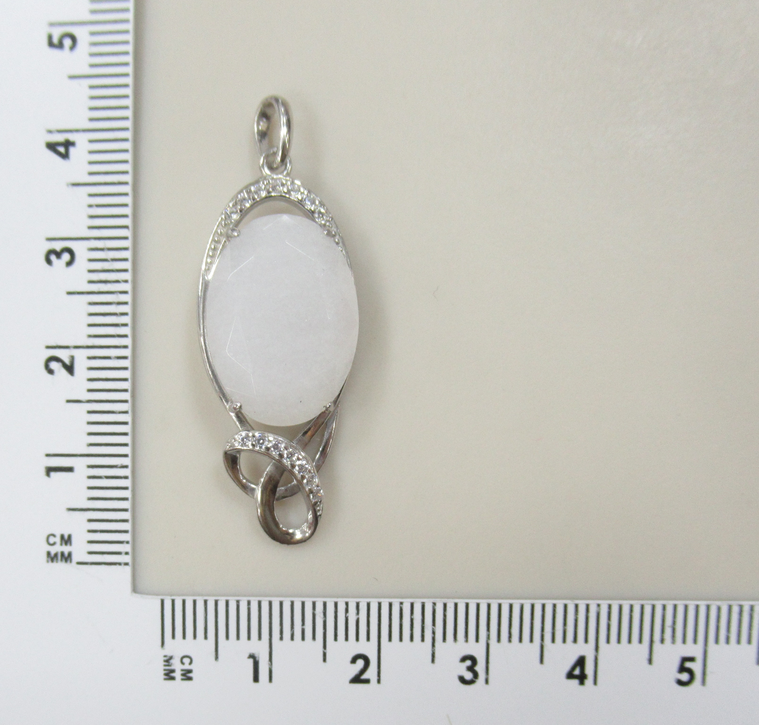 Серебряная подвеска с белым нефритом